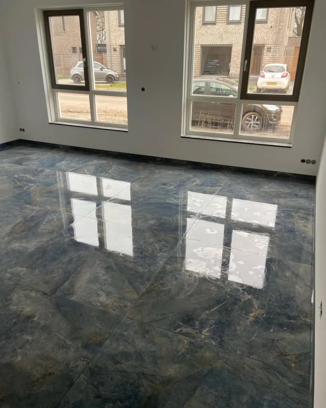 grootformaat-marmerlook-vloertegels-buitenlicht