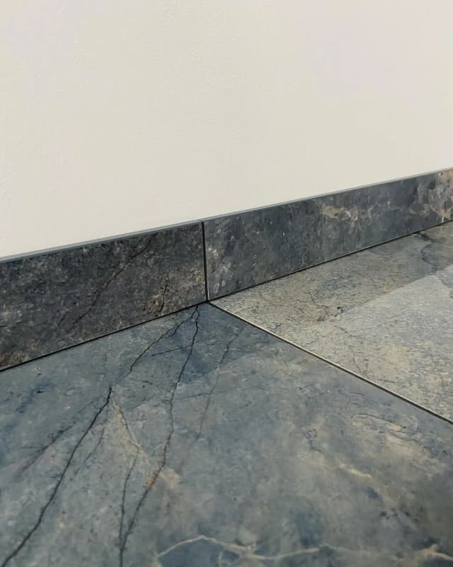 grootformaat-marmerlook-vloertegels-plint