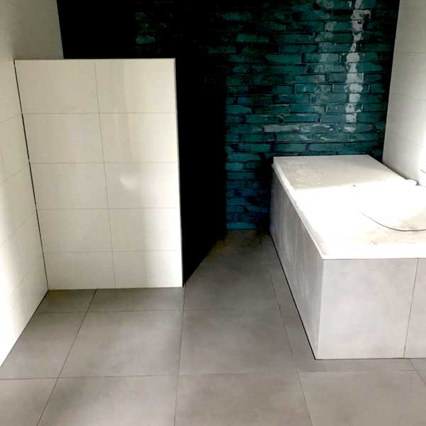 alkenswaard badkamer-tegelvloer-laten-leggen